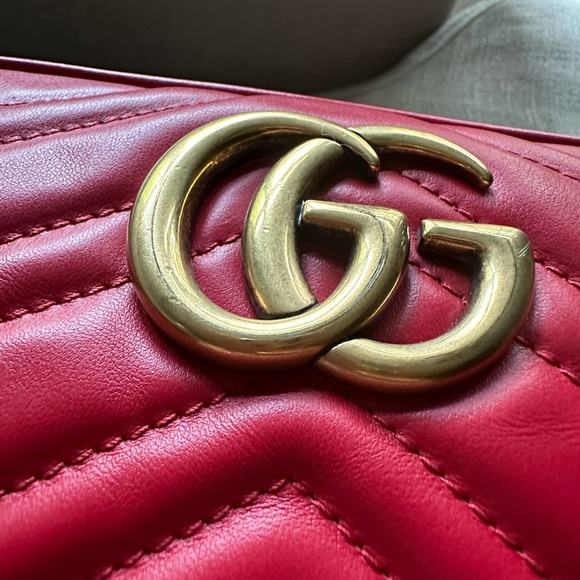 Gucci GG MARMONT MATELASSÉ SMALL SHOULDER BAG - Picture 2 of 12
